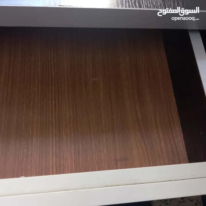 مكتب ممتاز جداً للدراسه و للكمبيوتر