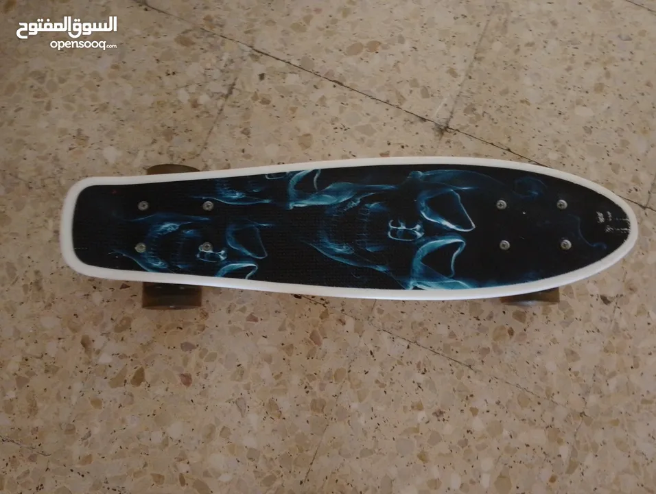 سكيت عجلات عضم للبيع لون ازرق في حالة الجديد