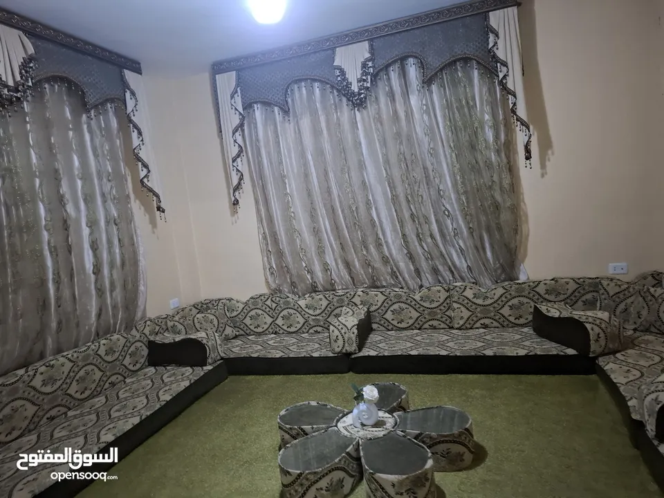 جلسة عربية للبيع