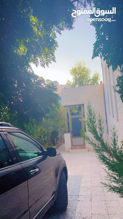 فيلا للبيع بالبنيات طريق المطار شارع الخدمات في حي هادئ جدا