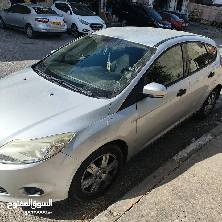 فورد فوكس عداد قليل استخدام شخصي يوجد بعض الضربات الخفيفة موديل 2013 هاتش باك