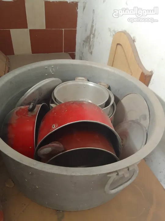 2 طنجرة كبار و 6 صغار كما في صور و فرن فقط 90 قابل للتفاوض موقع ضاحية الياسمين خلف مسجد نابلس  ..