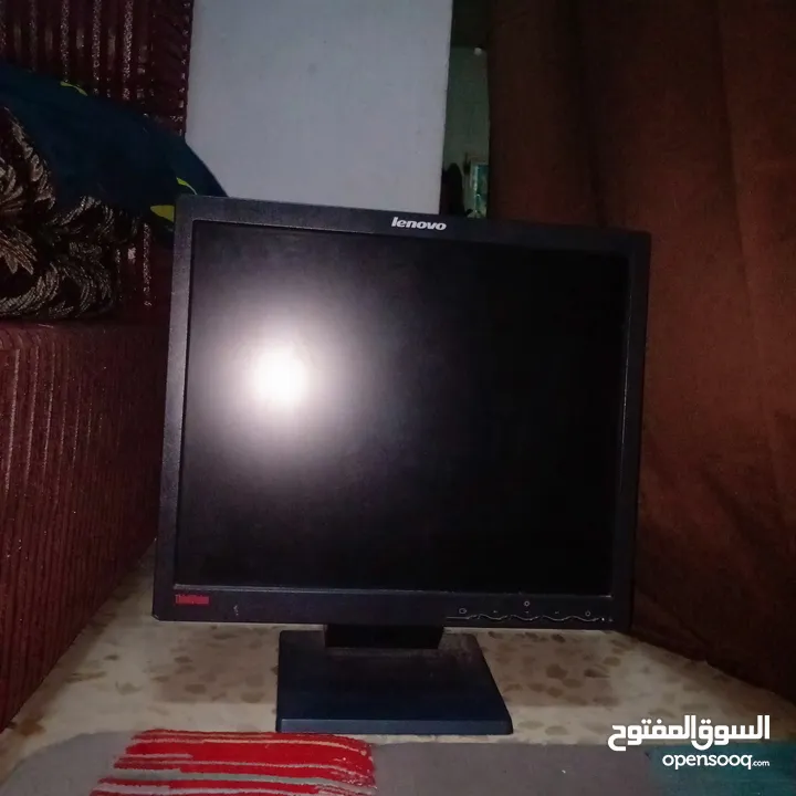 شاشه   Lenovo thinkvisio لا تاخذ مساحه كبيره من المكتب