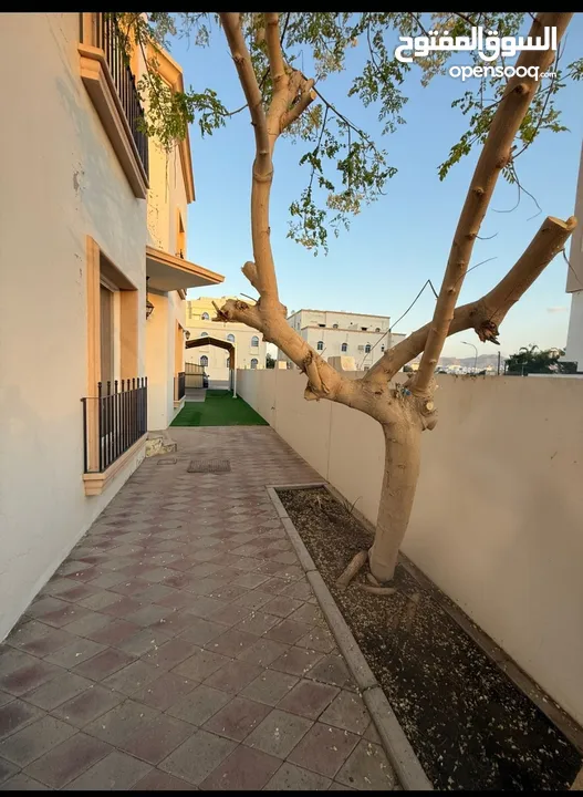 Twin villa for rent فيلا للايجار بالعذيبة قريب من المطار وشارع السلطان قابوس