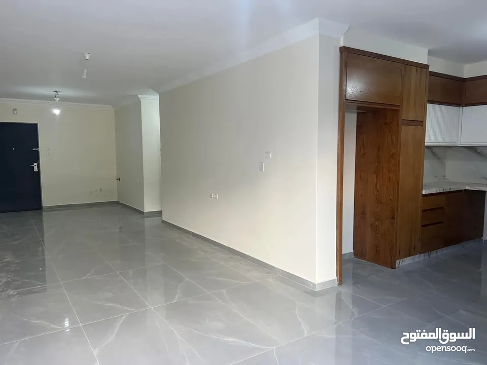 شق للبيع طابق ارضي مع حديقه