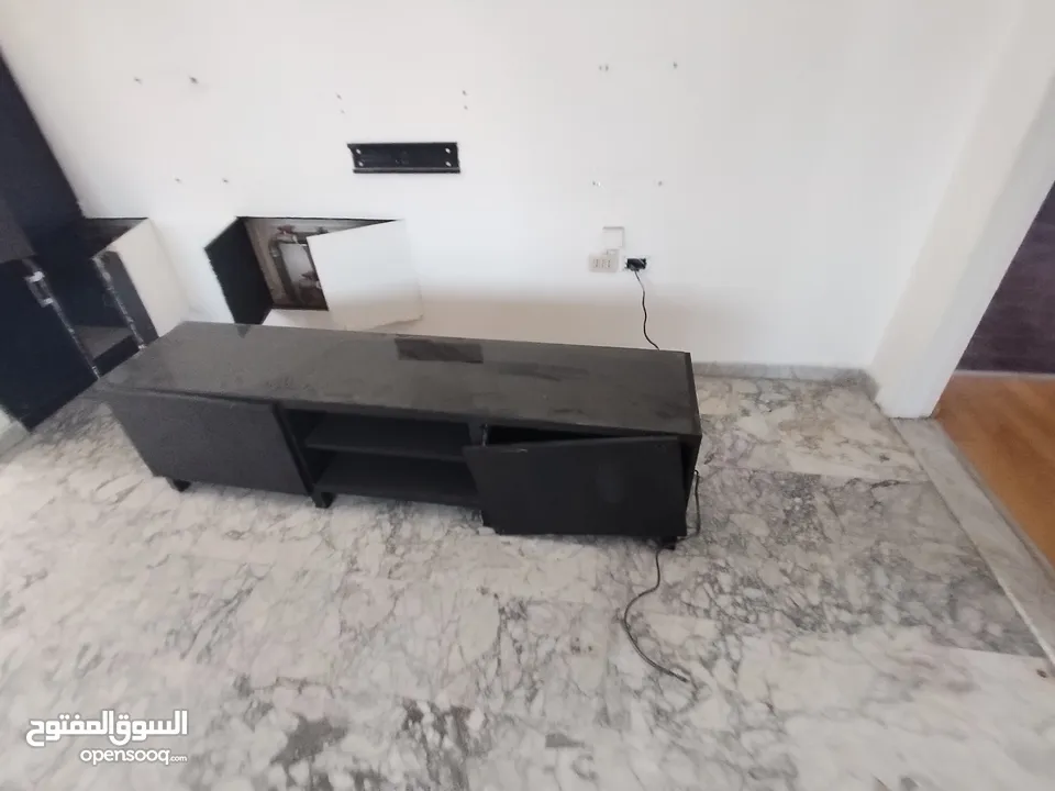 غرفه نوم أطفال مع طاوله تلفزيون بحاله ممتازه