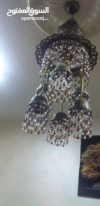 ثريا كرستال لون عسلي وابيض مكونه من سبع لمبات اضاءه ممتازه بسعر مغري