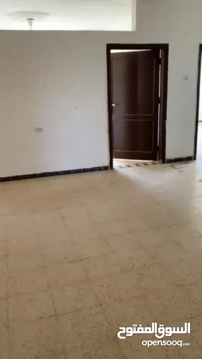 طابق اول  وأربع غرف