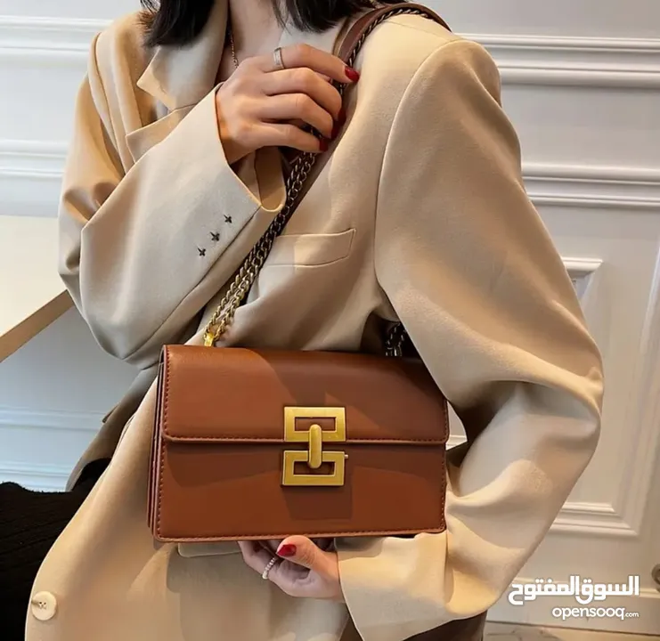 حقيبة كتف نسائية أنيقة بحزام سلسلة ـ لون أسود أو بني ـ تصميم معدني فاخر
