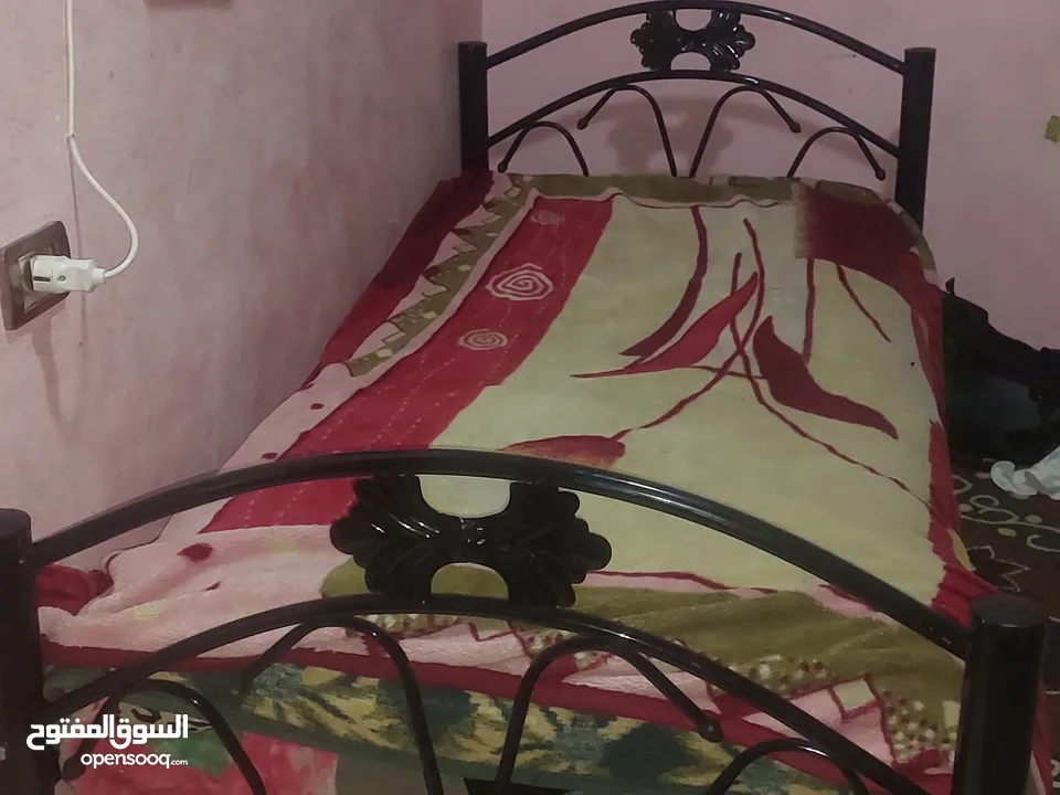 تخت مفرد عدد 3 بحاله الوكاله تم شرائهم خلال اسبوعين والبيع بداعي السفر