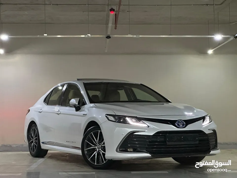 Toyota Camry 2023 Gle  بحالة الوكالة