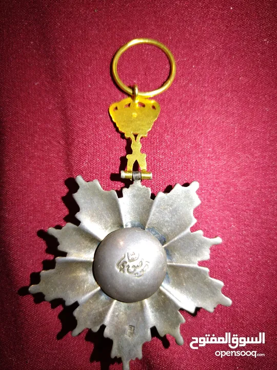 نيشان ملكى وزن41, 41 جرام من الدهب والفضه وعقدفضه من الاحجار الكريمه وطوابع قديمه نادره