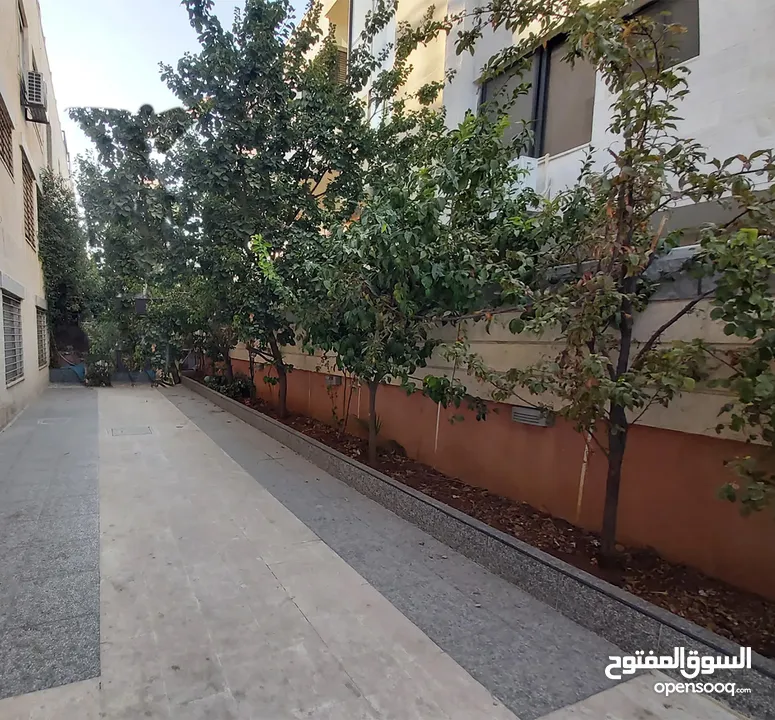 عبدون شقة ارضية للإيجار مع حديقة و مدخل و كراج خاص