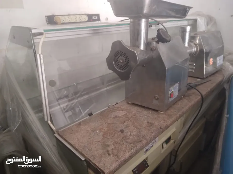 ثلاجة عرض وماكنات فرم