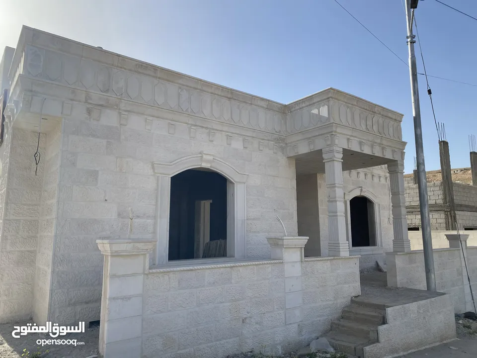 بيت عظم للبيع واجهه حجر مقصور من الداخل مسور من الخارج وبورسلان كامل داخلي موجود مطوب ومرخص