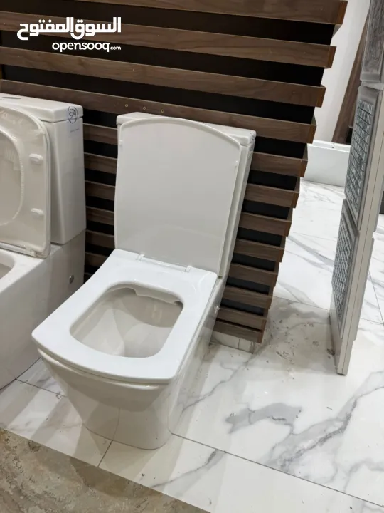 ادوات صحية مشكلة جديدة في معرض للبيع مراحض مغاسل حنفيات مجالي وسرميك مشكل للبيع كميه داخل المعرض