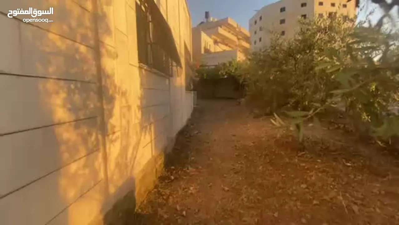 ارض مع بناء قائم