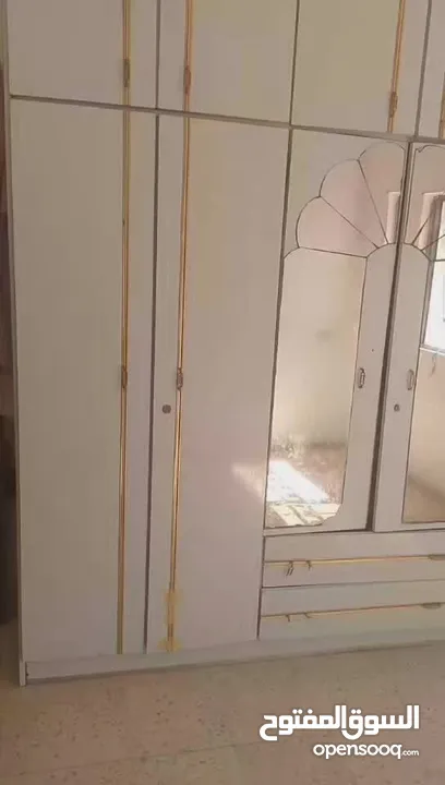للبيع خزانة طابقين واسعة مع تخت خشب زان ملبس فورمايكا بحالة ممتازة