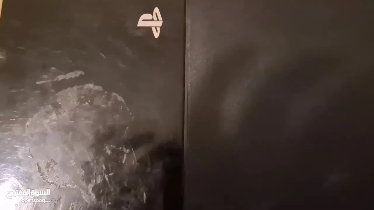 بلايستيشن 4 اول اصدار مع ايدين وحده خربانه ووحده لا الحمرا خربانة و السودا لا البلايستيشن بدها تنضيف