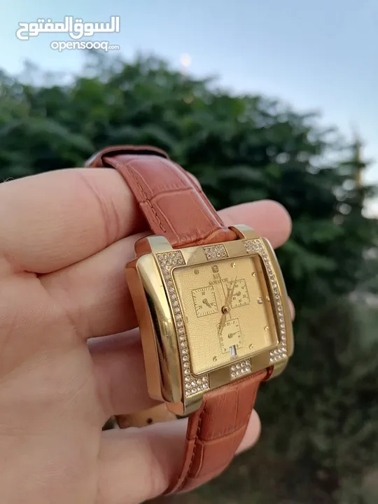 ساعة موناليز اصلية مطلية ذهب عليها احجار ألماس
