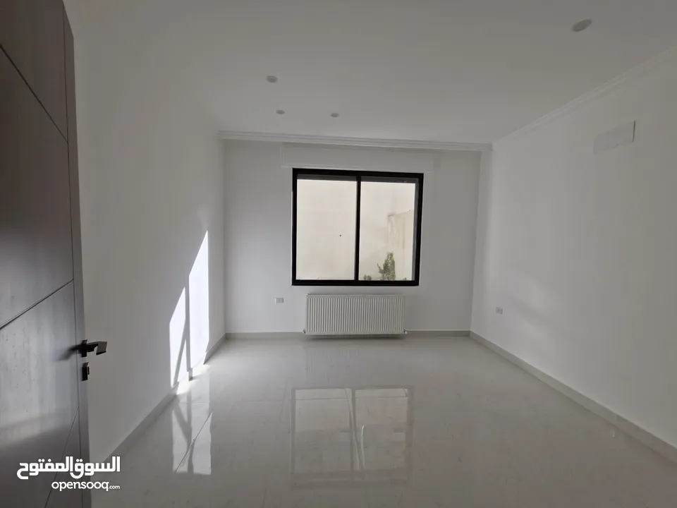 شقة طابق ارضي مميزة للبيع بمساحة 196 م بنظام شبه ڤيلا ،ثلاث مداخل مع ترسات واسعة وتشطيبات راقية .