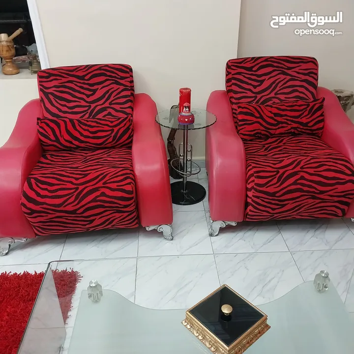 اثاث +سجادة + ستارة بحالة ممتازة و يمكن البيع كل واحد على حدى و السعر قابل للمفاوضة