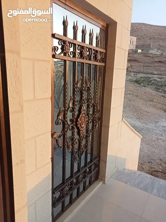 بيت 140 متر ع ارض 476 متر قوشان منفصل واجهة حجر