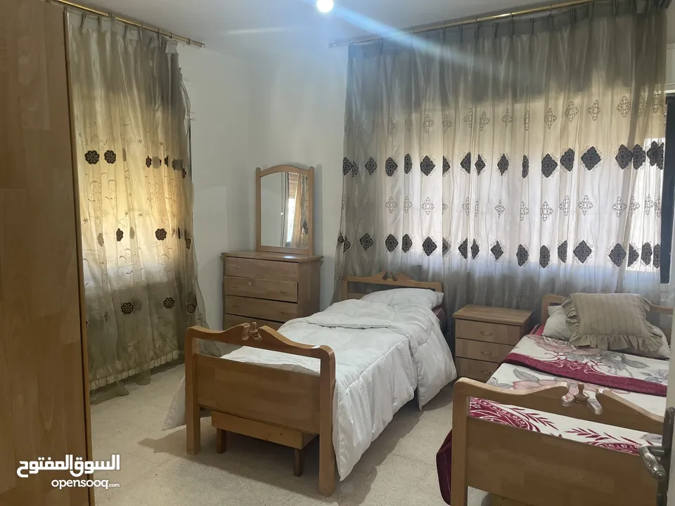 شقة واسعة للإيجار ذات اطلالة في شارع الجامعة