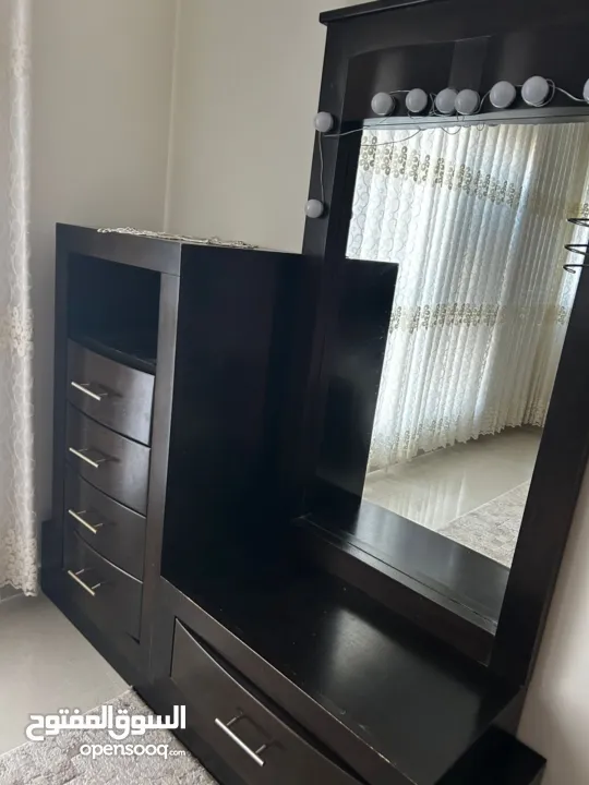 غرفة نوم مستعمل خشب زان بحالة ممتازة