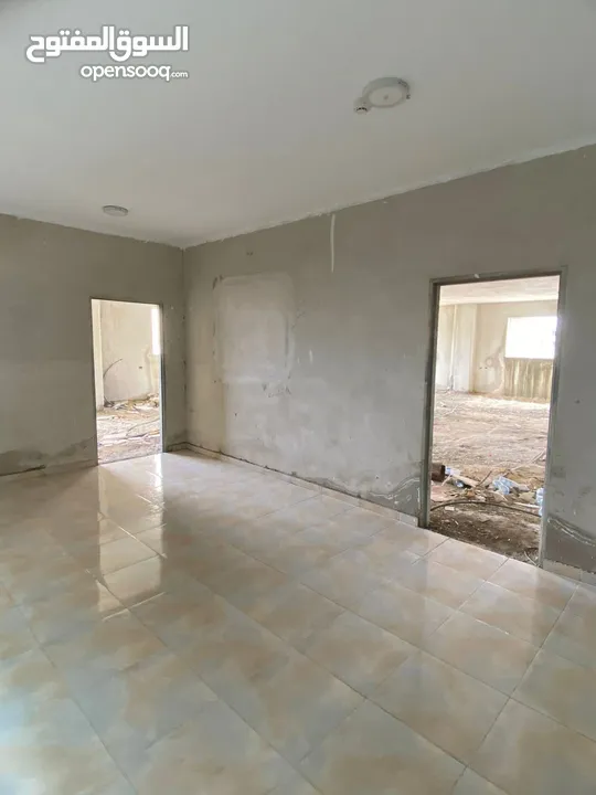 شقه عضم للبيع في ارقى المناطق في الخليل