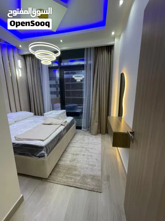 شقه كامله الخدمات غرفه وصاله بجوار اكبر بحيره صناعيه بأقل سعر بكل دبي