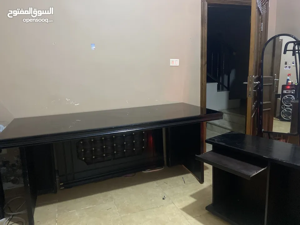 مكتب للشركات خشب اصلي مستعمل يوم واحد بحاله جديده و مكتب صغير يوجد معو