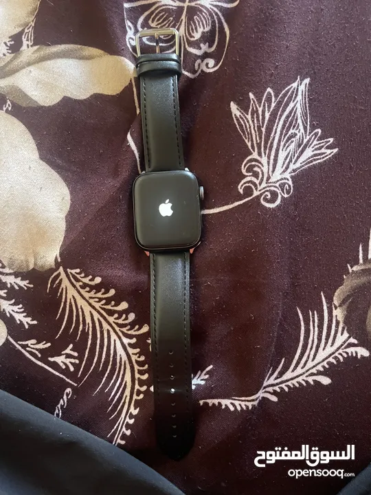 Series 6 / 44mm ما فيها اي عطل ولا خدوش الساعه ممتازه جدا  معها 3 كستك كل التفاصيل موجوده بالصور