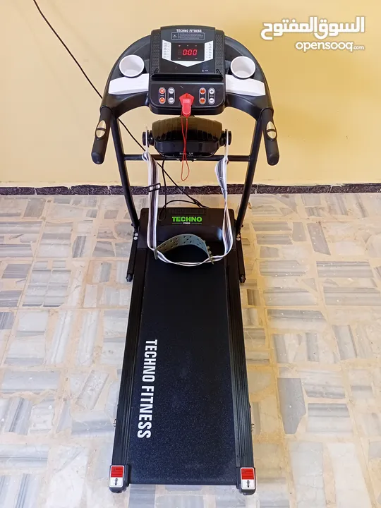 جهاز مشي كهربائي منزلي من نوع TECHNO FITNESS بحالة شبه جديدة-متعدد الوضائف مع شاشة رقمية وجهاز تدليك