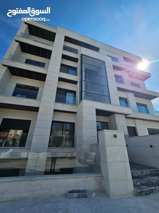 اخر شقة ارضية استثمارية 100 متر مقسمة الى استديو عدد 2 في ضاحية الرشيد خلف الجامعة الاردنية مباشرة