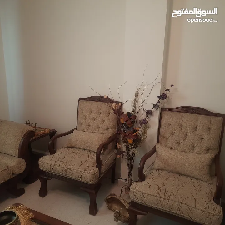 طقم كنب تقيل استخدام خفيف مع طقم سكملات خشب زان كامل
