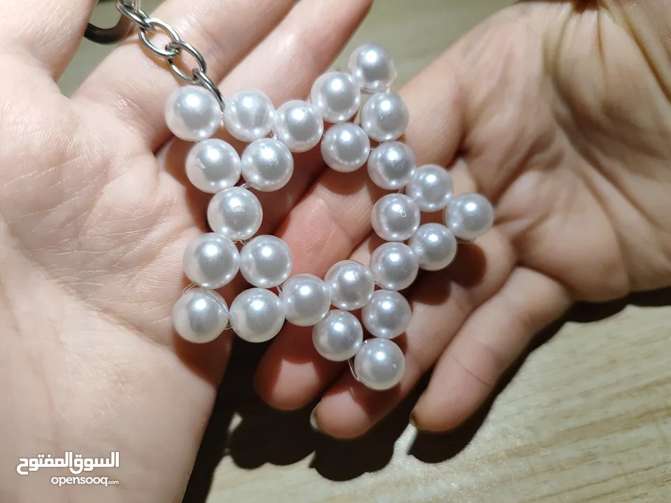 ميداليات واساور وتوزيعات أعراس وحقائب من الخرز