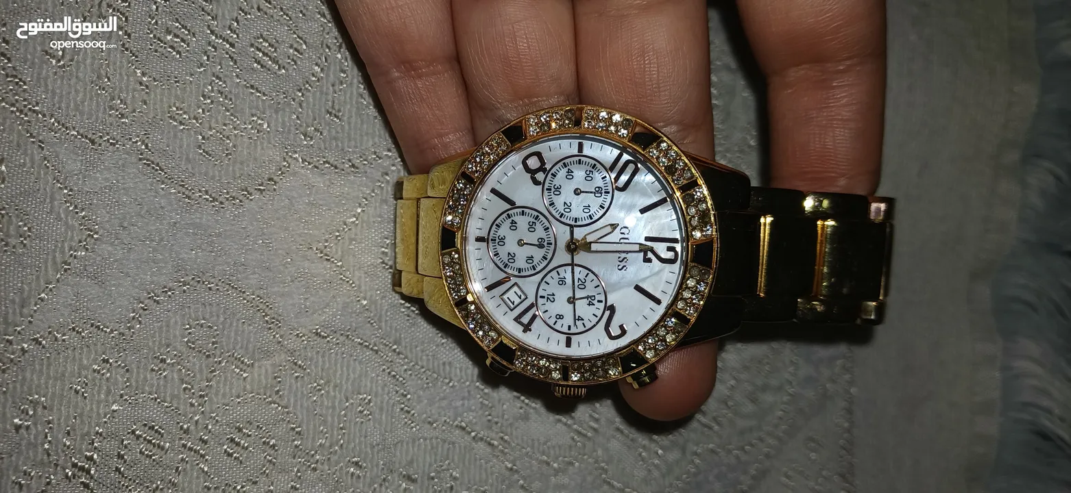 ساعة guess ذهبية اللون