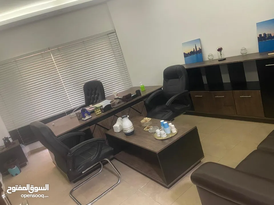 اثاث مكتبي للبيع مكتب مدير مع الملحقات و مكتب السكرتيرة وطقم كنب جلد وكرسي المدير وكراسي استقبال