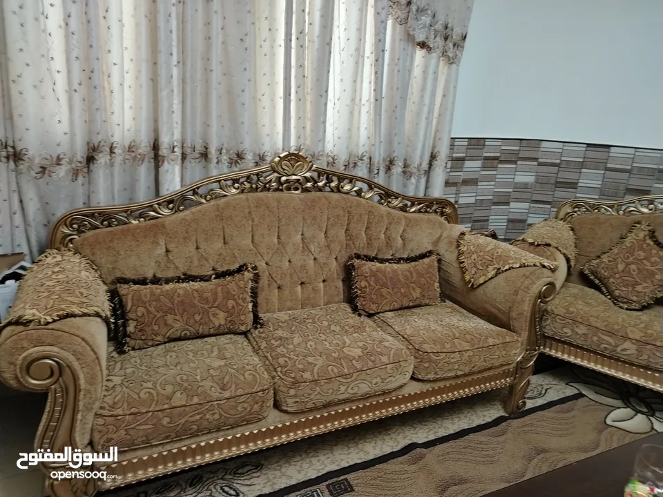 طقمين كنب واحد  9 مقاعد خشب الزان استعمال خفيف وطقم معيشة 7 مقاعد