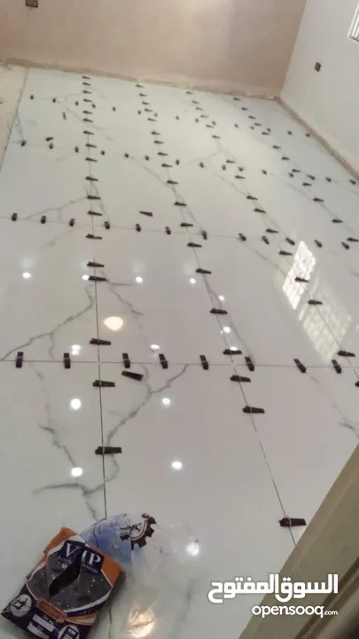 بليط وكافة اعمال البلاط والسيراميك والرخام وبديل الخشب وبديل الرخام والجرانيت وأعمال الصيانة العامة
