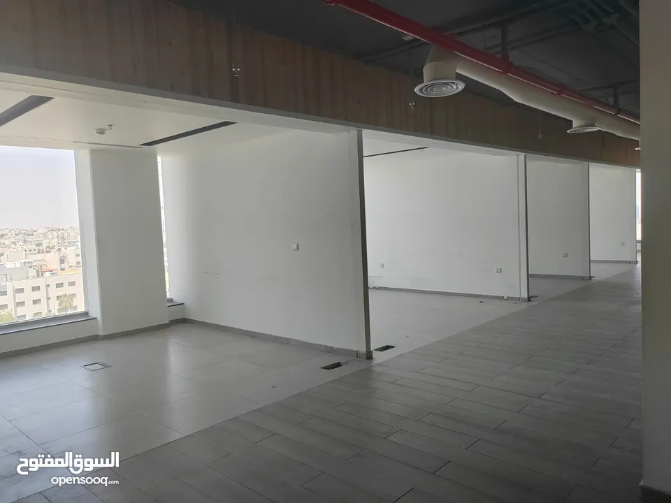 مكتب تجاري فاخر جدا للايجار في أفضل مواقع الدوار السادس يصلح لشركات كبرى