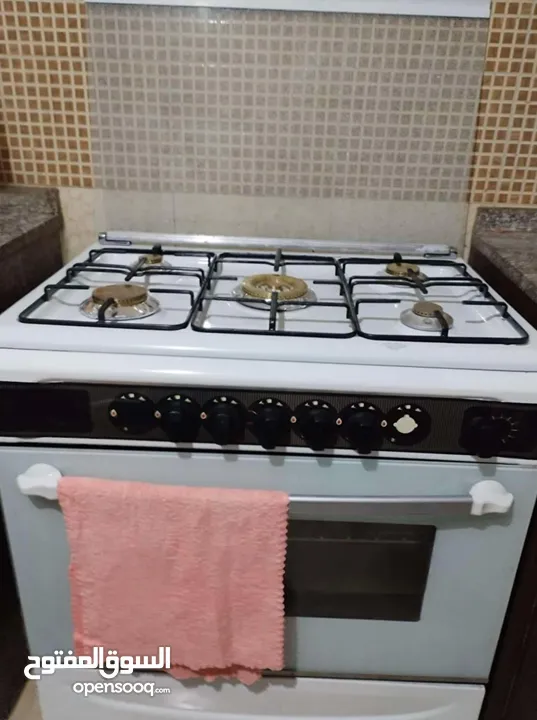 غاز و فرن بحالة جيدة جدا للبيع بسعر مناسب .