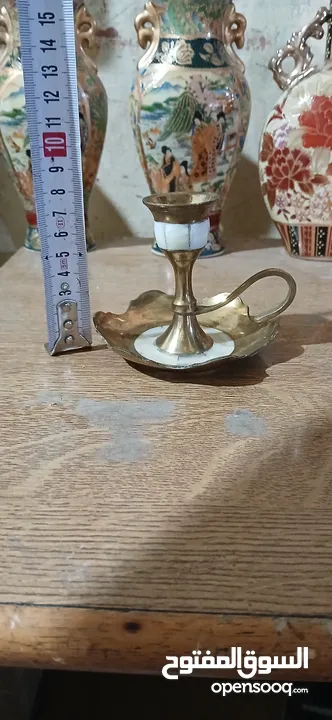 مكواي نحاس/ومنضر نحاس ارضية رخام/وكاسة صغيرة نحاس/ومنضرين نحاس وعليهم زي شقف  اضن رخام