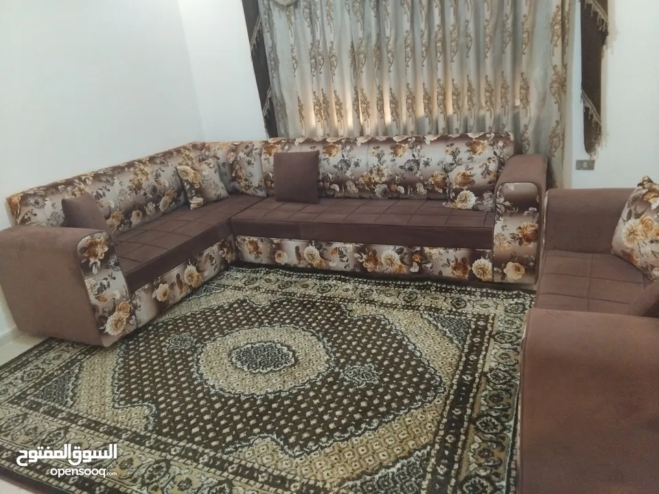 طقم كورنر بحاله ممتازه مع سجادة للبيع