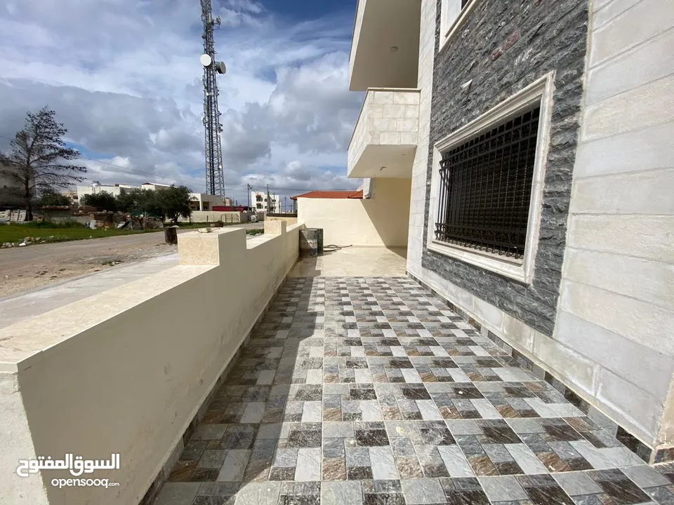 شقق طابقيه في المزار الجنوبي