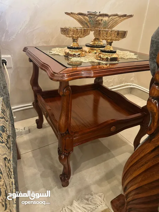طقم كنب غرفه ضيوف مع طقم طاولات للبيع بسعر مغري