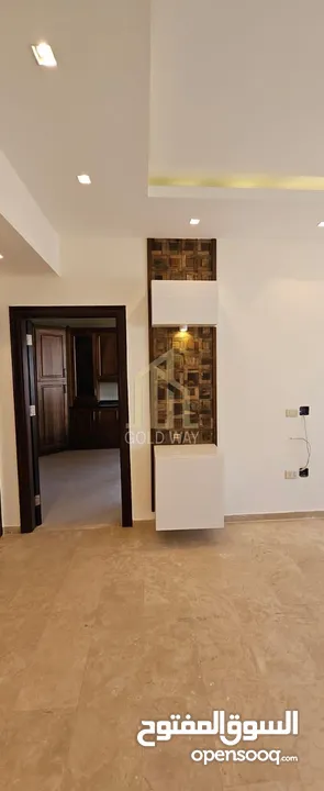 في أجمل مواقع الرابية قرب المدارس المعمدانية شقة طابق ثالث 200م بتشطيبات راقية /ref 9009