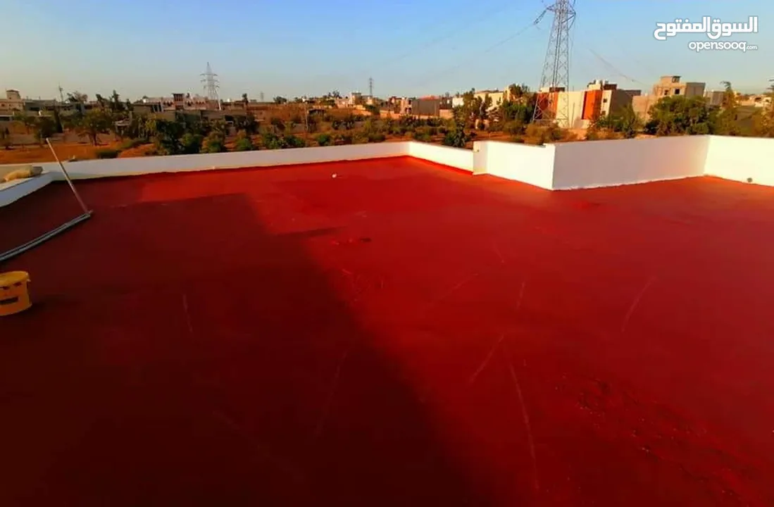 فني عوازل ورطوبا وتشققات للسطح  أعمال العزل والطلاء بعد إنجاز مرحلة التنظيف وسط مدينة #الخمس