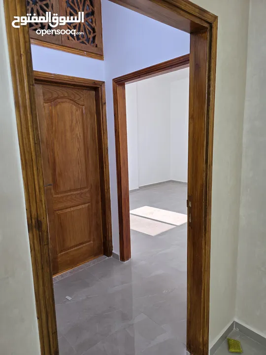 شقه للايجار السنوي جديده لم تسكن بعد والعماره جديده متوفر مصعد وكراج سياره